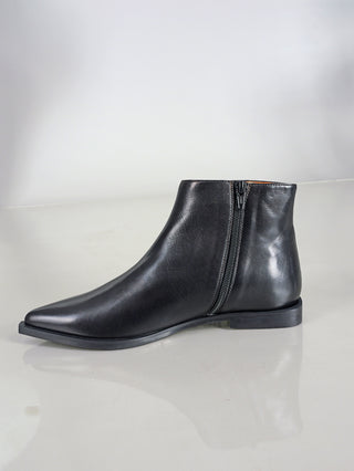 THEA MIKA Marizia Nero Sehr feiner Bootie aus feinem Leder Made in Italy Obermaterial: Leder Futter / Innensohle : Leder Laufsohle: Gummi FarbeschwarzGröße fällt normal aus