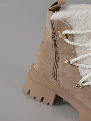 Nahaufnahme des OFF#DLY Boot Cortina khaki mit Schnürung und seitlichem Zipper, zeigt das robuste Design und die Details des Schuhs, einschließlich Metallakzenten und Schnürsenkeln.