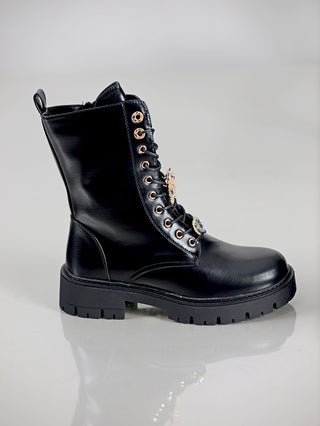 OFF#DLY Boot Salerno black mit goldenen Schnürsenkeln, zeigt ein schwarzes Lederstiefel-Design auf einer weißen Oberfläche. Ideal für stilvolle Auftritte und robust genug für den täglichen Gebrauch.