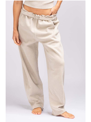 True Religion Volume Pant palbeige, lässige Joggpant mit Tunnelzug, lockerem Schnitt und hohem Bund. Person trägt die Hose, betont die entspannte Passform und den modernen, gewaschenen Look.