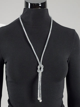 Mannequin mit der OFF#DLY Knotenkette silber, einer eleganten Glaskette mit Verlängerung. Die Kette präsentiert sich mit einem auffälligen Knoten-Design, passend für diverse modische Anlässe.