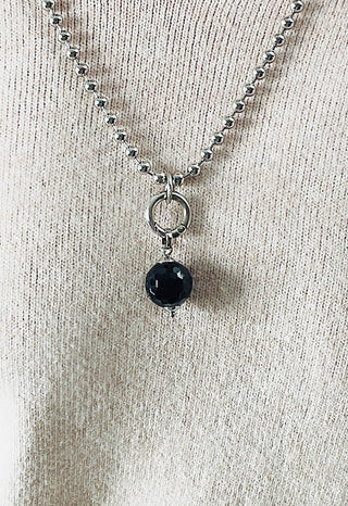 Glam & Rock Onyx Kugel Halskette mit einem schwarzen Onyx-Anhänger, Durchmesser 20 mm, an einer Edelstahlkette. Elegantes Schmuckstück, das als stilvolles Accessoire getragen werden kann.