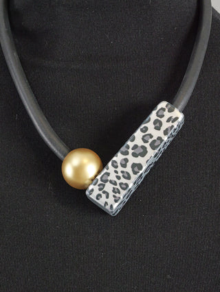 OFF#DLY Kette black/leo: Halskette mit Leopardenprint-Perle und goldener Kugel, hergestellt aus Gummi/Kunststoff, mit Magnetverschluss, ca. 25 cm lang. Ideal als modisches Schmuckstück.