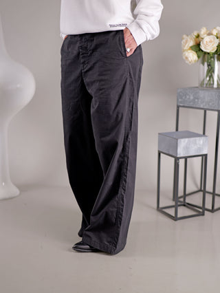 Gitta Banko Deborah Black Hose, Wide Leg, getragen von einer Person. Leichte, elegante Passform, detailreich präsentiert. Ideal für stilvolle Anlässe, betont Komfort und Modebewusstsein.