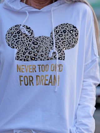 Person trägt OFF#DLY Hoody Tee Dream weiß mit Mausmotiv und Goldprint auf der Vorderseite. Leichter, gerader Schnitt, ideal für Größen 34 bis 42. Material: 95% Baumwolle, 5% Elastan.