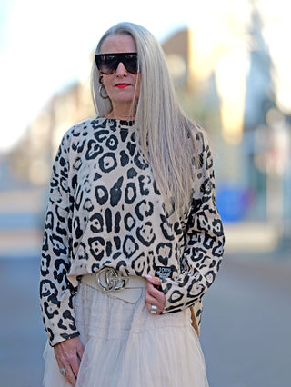 OFF#DLY Longsleeve Clara beige/black, getragen von einer Frau mit langen grauen Haaren und Sonnenbrille, zeigt einen Rundhals und Animal-Print, leicht oversized Passform, perfekt für lässige Mode.