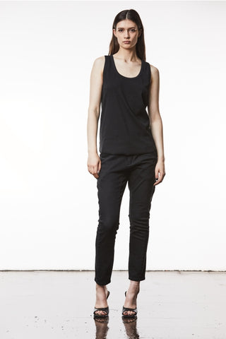 Thom Krom Tee WTS 562 black; Frau trägt schwarzes, geripptes Tank-Top mit lässiger Passform und Design-Nähten, abgerundetem Saum, aus Feinripp-Material.