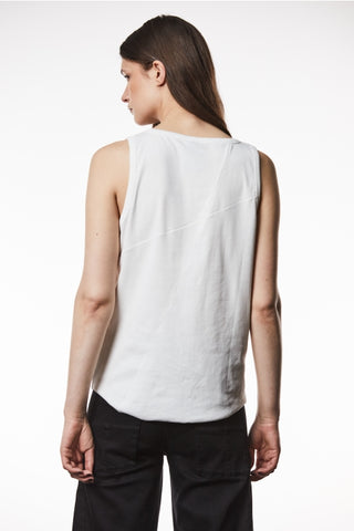 Frau trägt das Thom Krom Tee WTS 562 offwhite, ein geripptes Tank-Top mit lässiger Passform, abgerundetem Saum und Design-Nähten, ideal für einen entspannten, modischen Look.