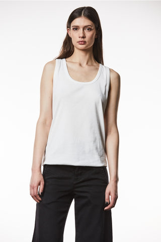 Eine Frau trägt das Thom Krom Tee WTS 562 offwhite, ein geripptes Tank-Top mit lässiger Passform und abgerundetem Saum, betont durch Design-Nähte.