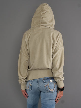 True Religion Hoodie Cold Dye Fossil im Boxy-Look mit breiten Bündchen und aufgesetzter Kängurutasche, getragen von einer Person. Hochwertiges Material in Frottee-Optik, leicht oversize.