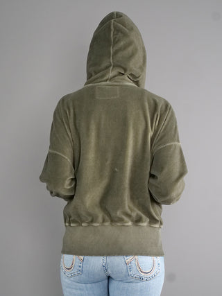 Person trägt True Religion Hoodie Cold Dye Leaf mit Kapuze und Kängurutasche, leicht oversized im Boxy-Look. Material in Frottee-Optik, breite Bündchen, perfekt für lässigen Stil.