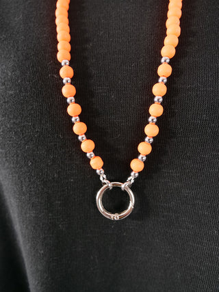 Glam&Rock Kette orange, eine modische Halskette mit auffälligen orangefarbenen und silbernen Perlen, ausgestattet mit einem Karabiner für verschiedene Anhänger, Länge ohne Karabiner ca. 41 cm.